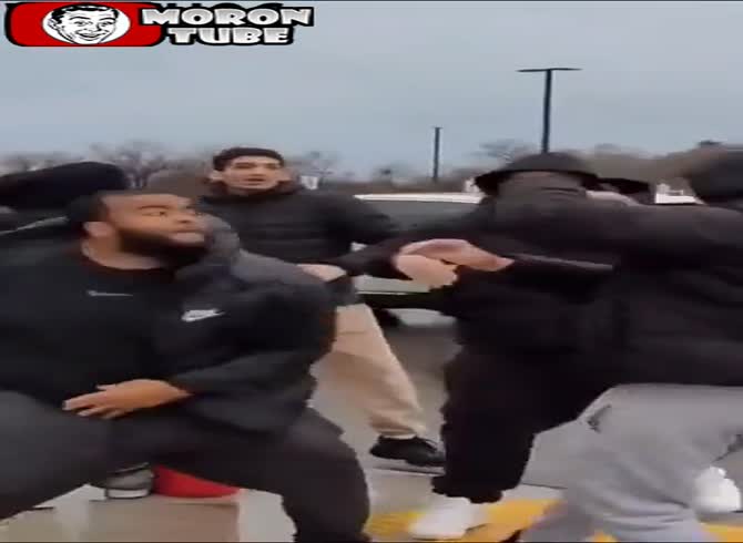 Video :Battle with Pok&eacute;mon cards in the Costco parking lot